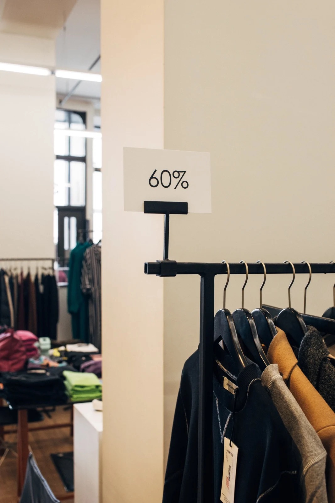 US HOLIDAY E-COMMERCE SALES WILL RISE 2.5%
