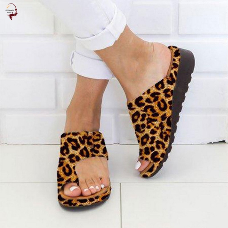 Slippers with toes